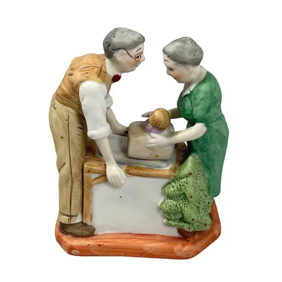 Vintage Norman Rockwell Wrapping Christmas Presents Sculpture Figurine - Picture 2 of 9